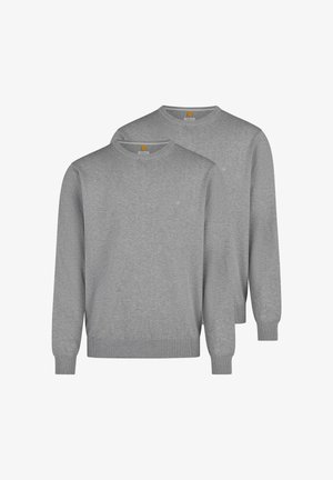 Dwa proste, szare swetry z okrągłym dekoltem i długimi rękawami, ułożone jeden na drugim, z delikatnie przesuniętym położeniem tylnego swetra.