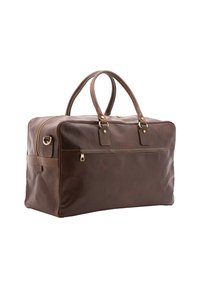 Sac de voyage en cuir marron avec deux poignées, poche zippée à l'avant et ferrures en métal sur fond blanc.