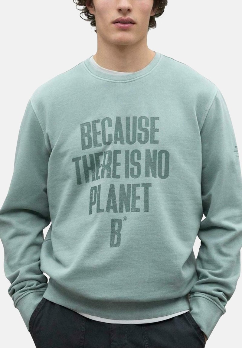 Sudadera verde menta hecha de tela suave, con gran texto gris que dice "PORQUE NO HAY UN PLANETA B". Cuello redondeado y puños de canalé.