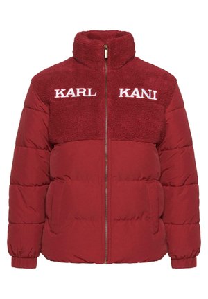 Giacca a vento rossa con collo alto, parte superiore in pile testurizzato, chiusura con zip e logo ricamato bianco sul petto. Presenta tasche laterali.