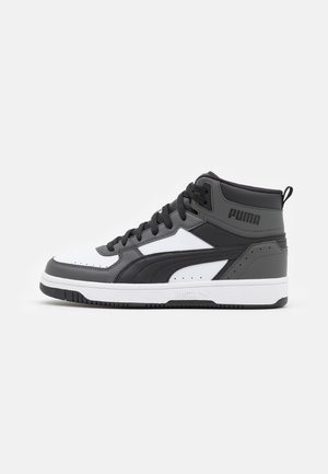 Wysokie sneakersy Puma w kolorach czarnym, szarym i białym z zapięciem na sznurowadła i logo Puma na boku oraz obroży na pięcie.