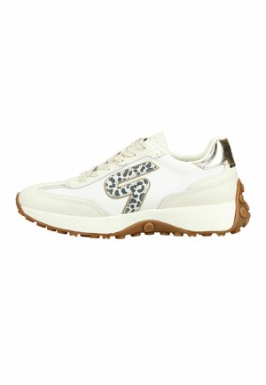 Hvid sneaker med beige og metalisk gyldne accenter, leopardmønstret logo på siden, beige snørebånd og brun tekstureret gummiydersål.