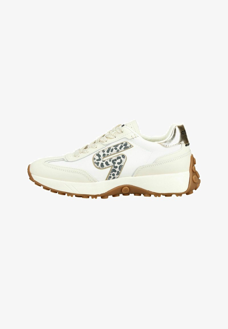 Weißer Sneaker mit beigen und metallic goldenen Akzenten, Leopardenmuster-Logo an der Seite, beigen Schnürsenkeln und brauner, strukturierter Gummisohle.