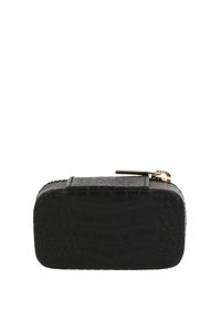 Funda rectangular de cuero negro con estampado de cocodrilo, con herrajes dorados y cierre de cremallera. Superficie texturada con una base suave.