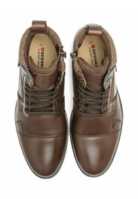 Bottines en cuir marron avec col en tissu texturé, bout rond et design à lacets. Comprend une fermeture éclair et des accents en cuir. Taille 42.