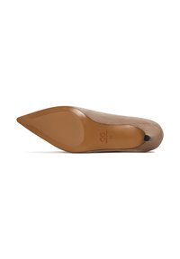 Chaussure à talon haut beige avec un bout pointu et un dessus en velours lisse. Semelle en caoutchouc brun avec un petit accent noir au talon.