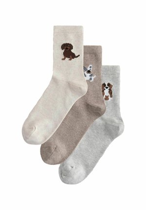 Drei Paar Knöchelsocken in Beige, Taupe und Grau, jeweils mit einem kleinen gestrickten Hundedesign nahe dem Bündchen.