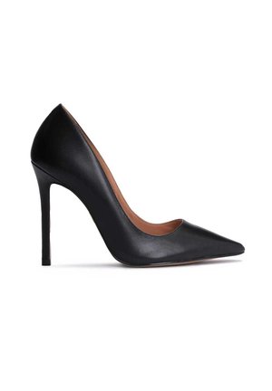 Sort læderhøjhælet sko med spids tå, stiletthæl og lavtskåret side, vist fra indersiden på hvid baggrund.
