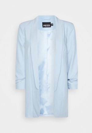 Světle modrý blazer vyrobený z hladké látky. Disponuje klopovým límcem, otevřeným předním dílem a třičtvrtinovými rukávy s ohrnutými manžetami.