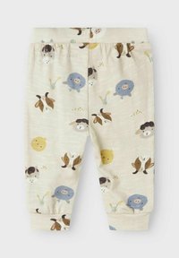 Lichtbeige kinderpantalons gemaakt van zachte stof, met een speelse dierenprint van schapen, varkens en andere wezens, en gathering aan de boorden.