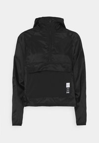 Czarna bluza z kapturem, zapinana na zamek z przodu, z przednią kieszenią i ściągaczami na mankietach. Wykonana z gładkiej, lekkiej tkaniny.