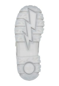 Semelle de basket blanche avec motif en zigzag en relief en forme d'éclair et grip texturé, affichant le nom de la marque et la taille 38 au talon.