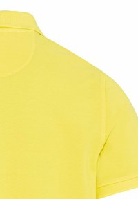 Kurze Ärmel Poloshirt aus leuchtend gelbem Baumwollstoff. Verfügt über einen klassischen Kragen und eine glatte Textur mit sauberer Naht entlang der Kanten.