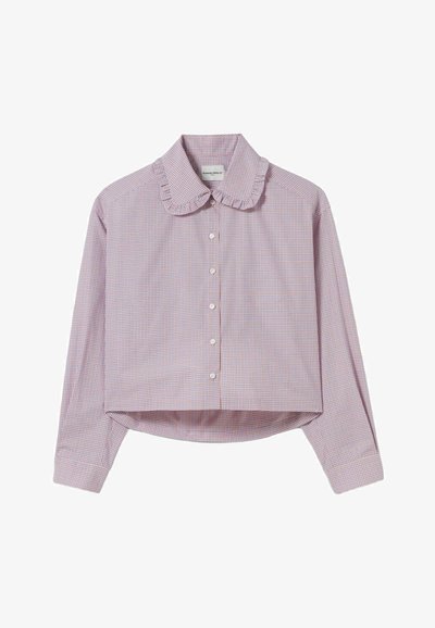 Camisa recortada a cuadros rosa y púrpura con mangas largas, un cuello con volantes y botones blancos en el frente. Material de mezcla de algodón.