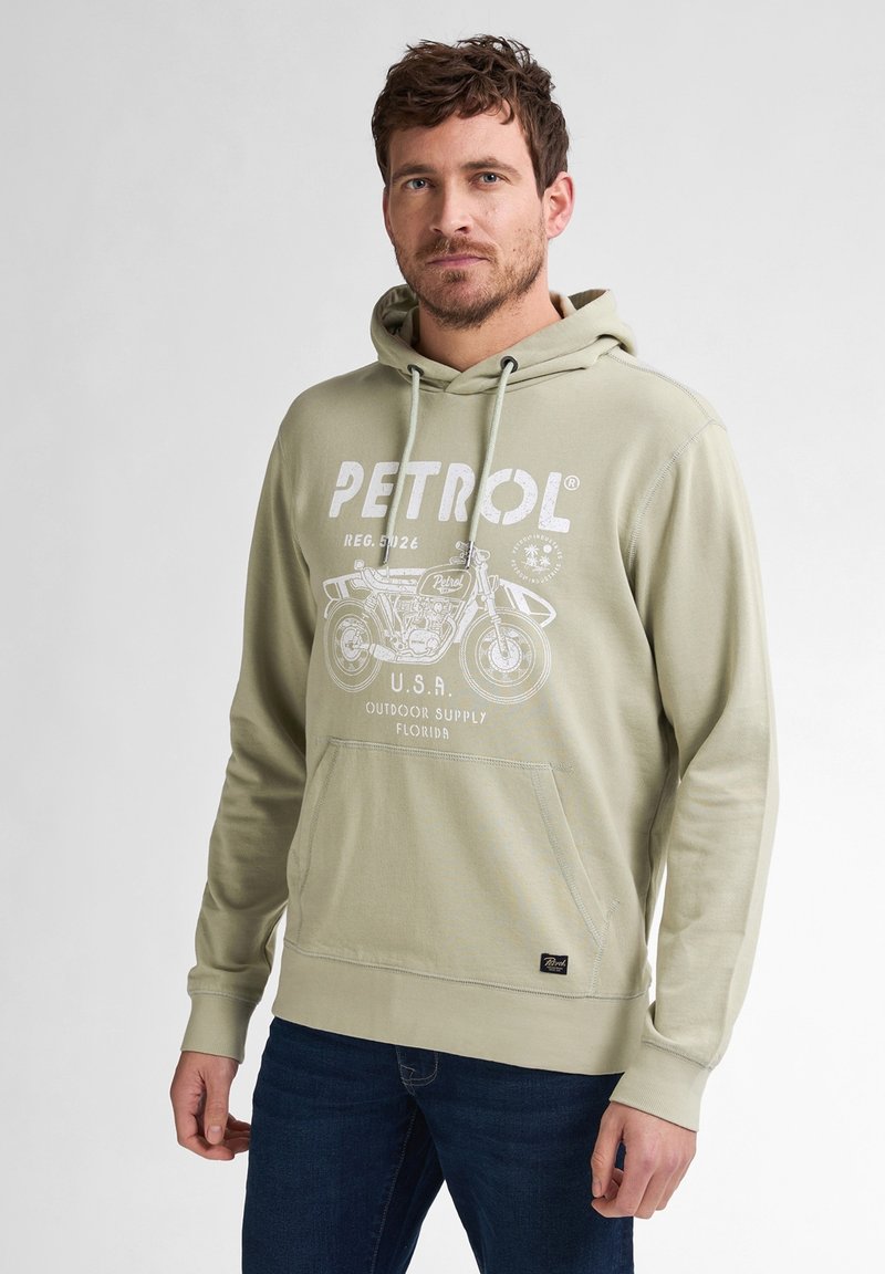 Sudadera verde claro con un bolsillo canguro, que presenta un gráfico de motocicleta blanca y un logotipo en texto. Fabricada con una tela suave y con un ajuste relajado.