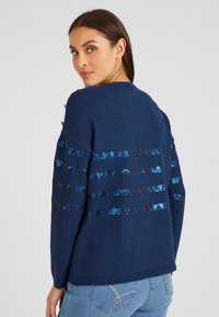 Damart RAYÉ À SEQUINS  - Maglione - marine rayé