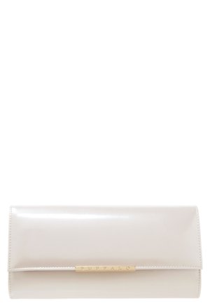 Pochette rectangulaire beige brillante avec barre en métal doré gravée "BUFFALO" sur le rabat avant.