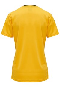 Gul sportströja med korta ärmar, rund halsringning med svart kant, och ett slätt, lätt tyg. Bakvy utan tryck.