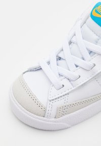 Nike Sportswear BLAZER MID '77 UNISEX - Sapatilhas de cano alto - white/laser blue/yellow ochre/light bone