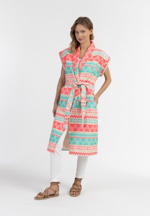 Pletený kimono stylu kryt v růžové, tyrkysové a krémové barvě. Má uvazovací pás, široké rukávy a geometrické vzory.