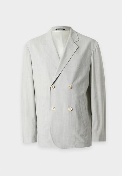 Blazer gris clair croisé avec revers à encoches, quatre boutons beiges et deux poches avant, présenté sur fond blanc.
