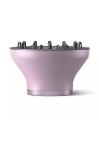 Diffuseur pour sèche-cheveux en plastique rose avec une forme large et évasée. Comprend plusieurs buses cylindriques noires sur le dessus et une base argentée.
