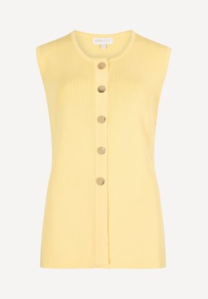Cardigan jaune côtelé sans manches avec encolure ronde et cinq grands boutons dorés sur le devant.