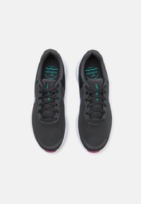 Nike Performance REVOLUTION 7 - Scarpe da corsa su strada - dark smoke grey/dusty cactus/hyper violet/white