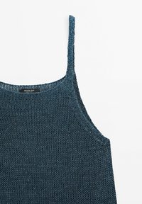 Haut sans manches bleu en tricot avec fines bretelles et encolure ronde, posé à plat sur un fond blanc.