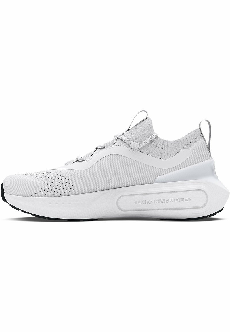 Baskets blanches de sport avec empeigne en maille, col façon chaussette, semelle épaisse et rembourrée, languettes au talon et à la languette, et marquage Under Armour sur le côté.