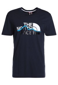 Námořnická modrá bavlněná tričko s krátkým rukávem. Na hrudi se nachází logo "THE NORTH FACE" v bílé a šedé barvě s modrým pruhováním.