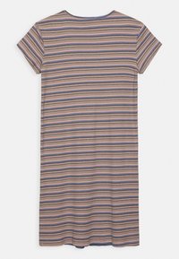 Sukienka koszulowa w paski w pastelowych kolorach, z okrągłym dekoltem i krótkimi rękawami, uszyta z prążkowanego materiału o luźnym kroju.