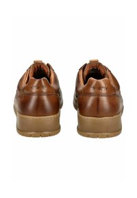 Sneakers in pelle marrone con talloni arrotondati e accenti testurizzati. Presentano dettagli cuciti e tre stelle impresse sul retro.