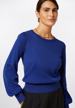 Langärmliger Pullover in leuchtendem Blau, mit rundem Ausschnitt und geripptem Saum. Weiche Textur mit leicht aufgepufften Ärmeln.