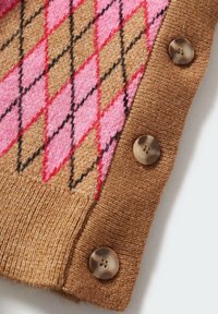 Cardigan en maille marron avec un motif losanges rose et beige et trois grands boutons ronds le long du bord.