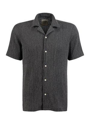 Chemise noire texturée à manches courtes avec un col style camp et six boutons blancs sur le devant.
