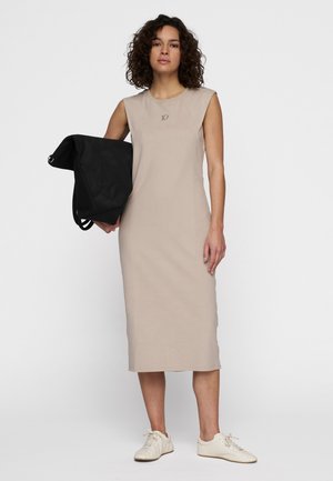 Abito beige senza maniche con una silhouette aderente, lunghezza al ginocchio, realizzato in tessuto morbido. Presenta un piccolo logo in evidenza sullo scollo.