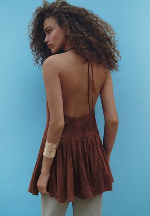PULL&BEAR, SHORT HALTER NECK WITH SURPLICE NECKLINE - DRESS - Robe de jour - brown