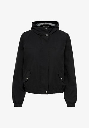 Černá bunda s kapucí, elastickými manžetami, předními druky a dvěma šikmými kapsami s klopami a drukovými zapínáními.