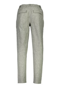 Pantalons en lin gris clair avec une coupe décontractée, dotés d'une ceinture, de deux poches arrière et d'une texture lisse.