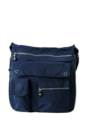 Navyblaue Umhängetasche aus Nylon mit mehreren Reißverschlusstaschen, Druckknopfverschlüssen und einem Gummilogo-Patch. Texturiertes Material mit silbernem Beschlag.