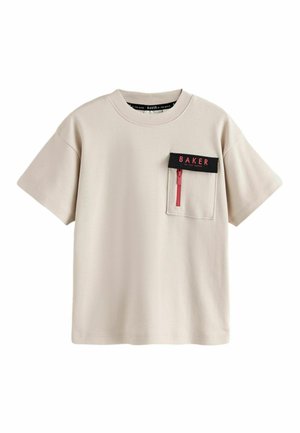 Beige T-Shirt mit kurzen Ärmeln und einer Brusttasche, die einen roten Reißverschluss und ein schwarzes Etikett mit der Aufschrift "BAKER" in roten Buchstaben zeigt.