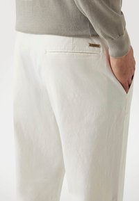 Guess Chino hlače - creme