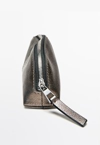 Trousse de maquillage en bronze métallique avec une surface texturée, dotée d'une fermeture éclair argentée et d'une sangle plate pour un transport facile.