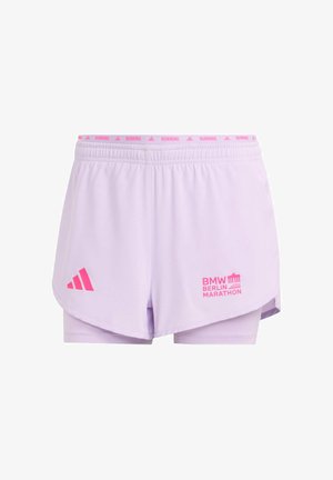 Shorts de course violets au design léger, ornés d'un logo "BMW Berlin Marathon" rose et de rayures Adidas roses sur la ceinture.