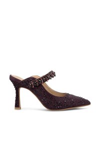 Tacco slingback in velluto viola con punta affusolata, superficie testurizzata con decorazioni nere e una fascia adornata di strass.