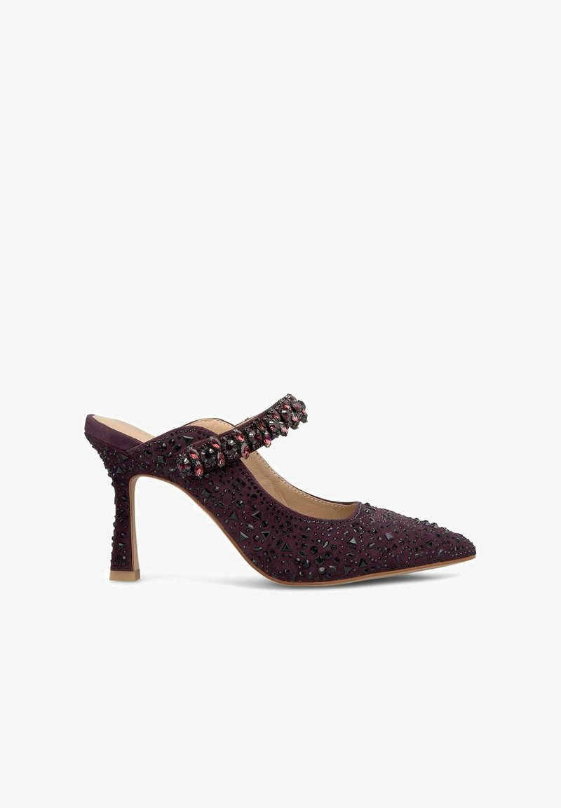 Tacco slingback in velluto viola con punta affusolata, superficie testurizzata con decorazioni nere e una fascia adornata di strass.