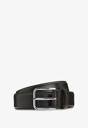 Ceinture en cuir noir avec une boucle rectangulaire argentée brillante. Présente des bords cousus et une texture lisse. Design classique avec des trous pour la ceinture.