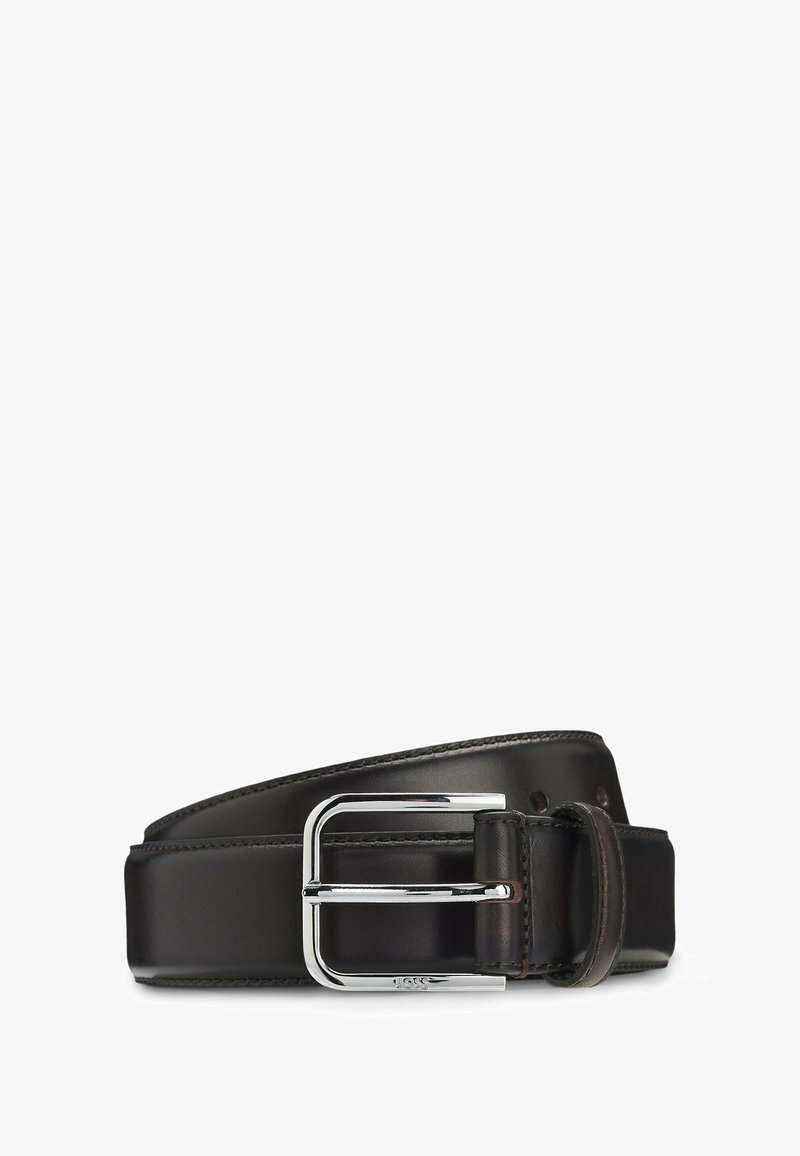Cinturón de cuero negro con una hebilla rectangular plateada brillante. Presenta bordes cosidos y una textura suave. Diseño clásico con orificios para el cinturón.