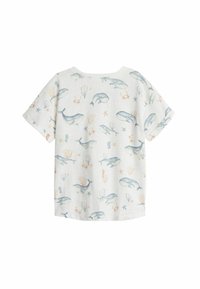 Kortærmet bomulds T-shirt med en hvid baggrund og mønstre af blå hvaler, krabber og koraller i akvarelstil.